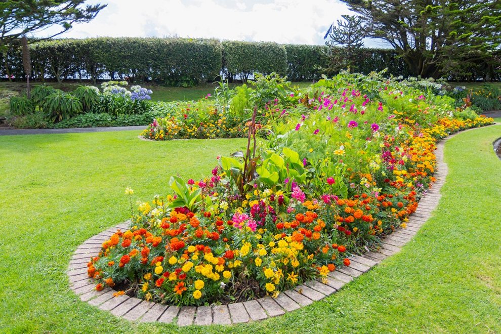 4 Tips on Preparing Flower Beds for Winter in Surrey
